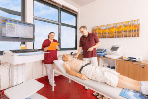 Kontrolle Herzschrittmacher, Defibrillatoren und CRT-Geräte 